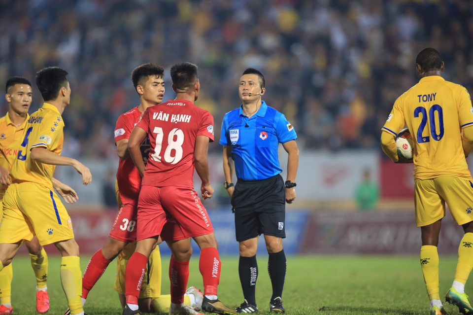 Cầu thủ Sài Gòn FC nhận án vì “lỡ tay” ném bóng trúng mặt Hồng Duy - 2 Cầu thủ Sài Gòn FC nhận án vì “lỡ tay” ném bóng trúng mặt Hồng Duy - 2