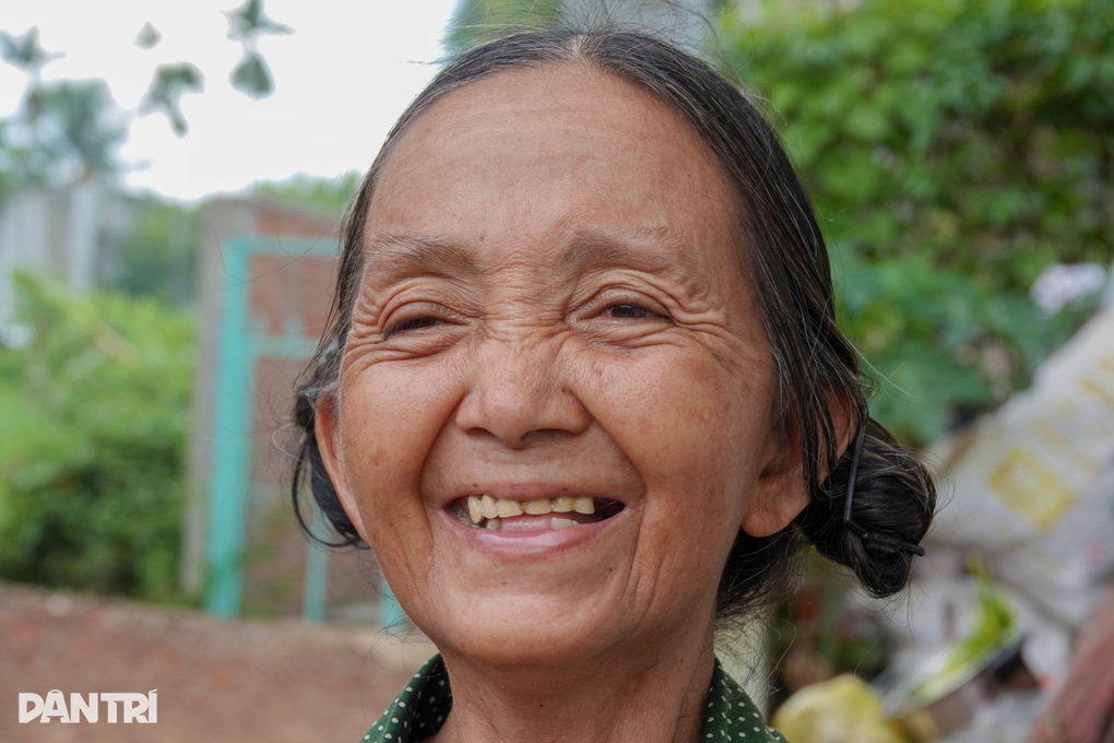 Cụ bà từng 3 nhà, về già tay trắng vẫn nhịn ăn nuôi đàn chó, mèo hoang - 6 Cụ bà từng 3 nhà, về già tay trắng vẫn nhịn ăn nuôi đàn chó, mèo hoang - 6
