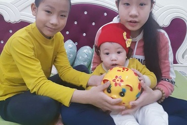 Nhiều em học sinh và cô giáo đập lợn ủng hộ tuyến đầu chống “giặc” Covid-19