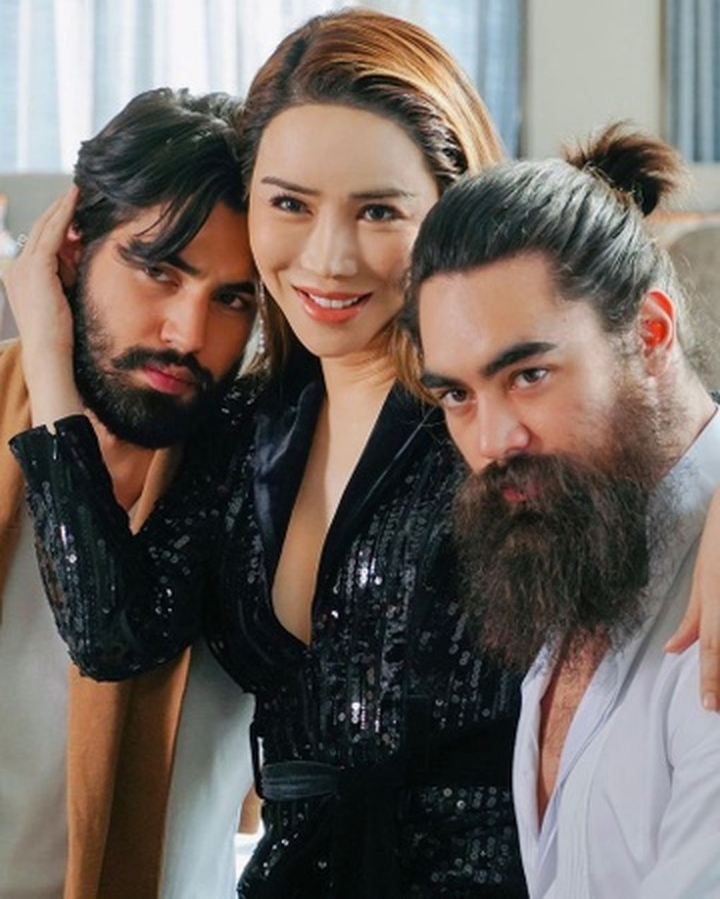 Đường tình ồn ào của tỷ phú chuyển giới vừa mua cuộc thi Hoa hậu Hoàn vũ - 2 Đường tình ồn ào của tỷ phú chuyển giới vừa mua cuộc thi Hoa hậu Hoàn vũ - 2