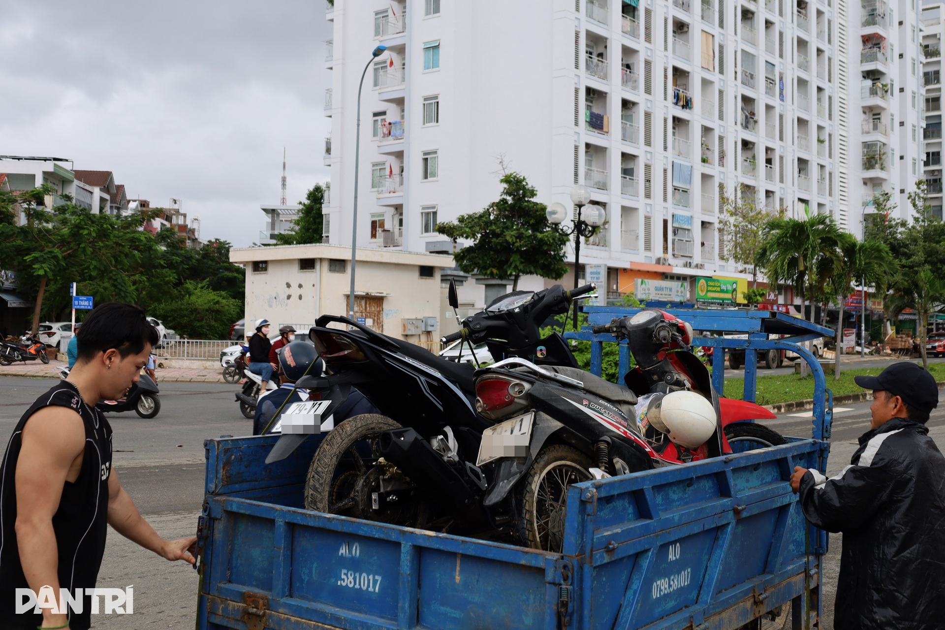 Cứu ô tô, xe máy ở Nha Trang sau lũ rút - 12 Cứu ô tô, xe máy ở Nha Trang sau lũ rút - 12