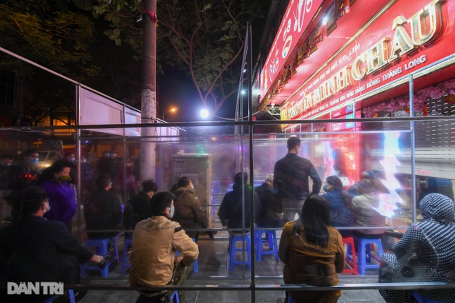 Người dân Hà Nội xếp hàng từ 3h sáng mua vàng ngày vía Thần Tài - 10