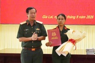 Vợ chiến sĩ quên mình cứu 2 người dân được tuyển dụng vào quân đội