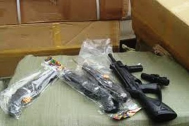 Một hành khách mang 4 khẩu súng qua đường hàng không 