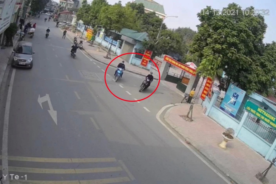 Hà Nội: Hai tên trộm bỏ lại xe SH, liều lĩnh chém công an để thoát thân - 1 Hà Nội: Hai tên trộm bỏ lại xe SH, liều lĩnh chém công an để thoát thân - 1