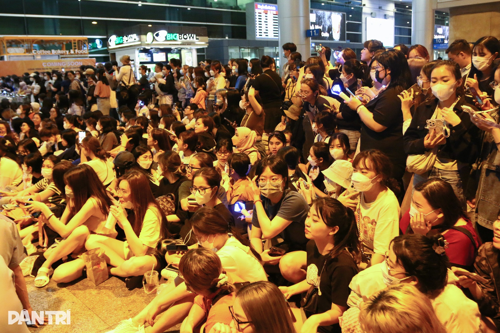 Hàng trăm fan xếp hàng dài ở sân bay chờ đón Super Junior đến Việt Nam - 11 Hàng trăm fan xếp hàng dài ở sân bay chờ đón Super Junior đến Việt Nam - 11