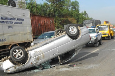 Ô tô 4 chỗ “chổng vó” giữa đường