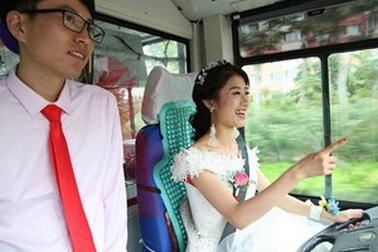 Cô dâu tự tay lái... xe buýt đưa chú rể đến lễ cưới