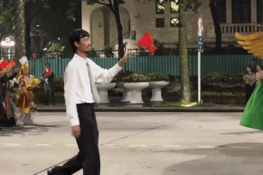 30 giây Đen Vâu cười tươi đi sau Hoàng Thùy Linh ở lễ diễu binh gây sốt