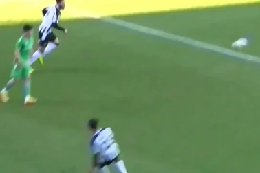 Cầu thủ vô danh gây sửng sốt với siêu phẩm kiểu bọ cạp