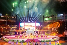 Pháo hoa rực rỡ trong đêm khai mạc Festival Huế 2018