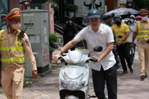 CSGT có quyền gửi thông báo về cơ quan khi công chức vi phạm giao thông?