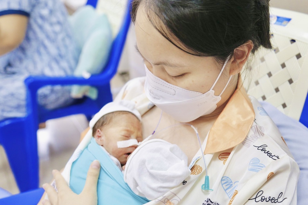 Nứt tử cung, người mẹ mang song thai chảy 1.000ml máu trong bụng nguy kịch - 1 Nứt tử cung, người mẹ mang song thai chảy 1.000ml máu trong bụng nguy kịch - 1