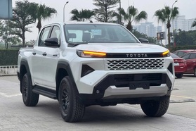 Hilux giảm 40 triệu đồng đấu Ranger, giá “trần” chưa tới 900 triệu đồng