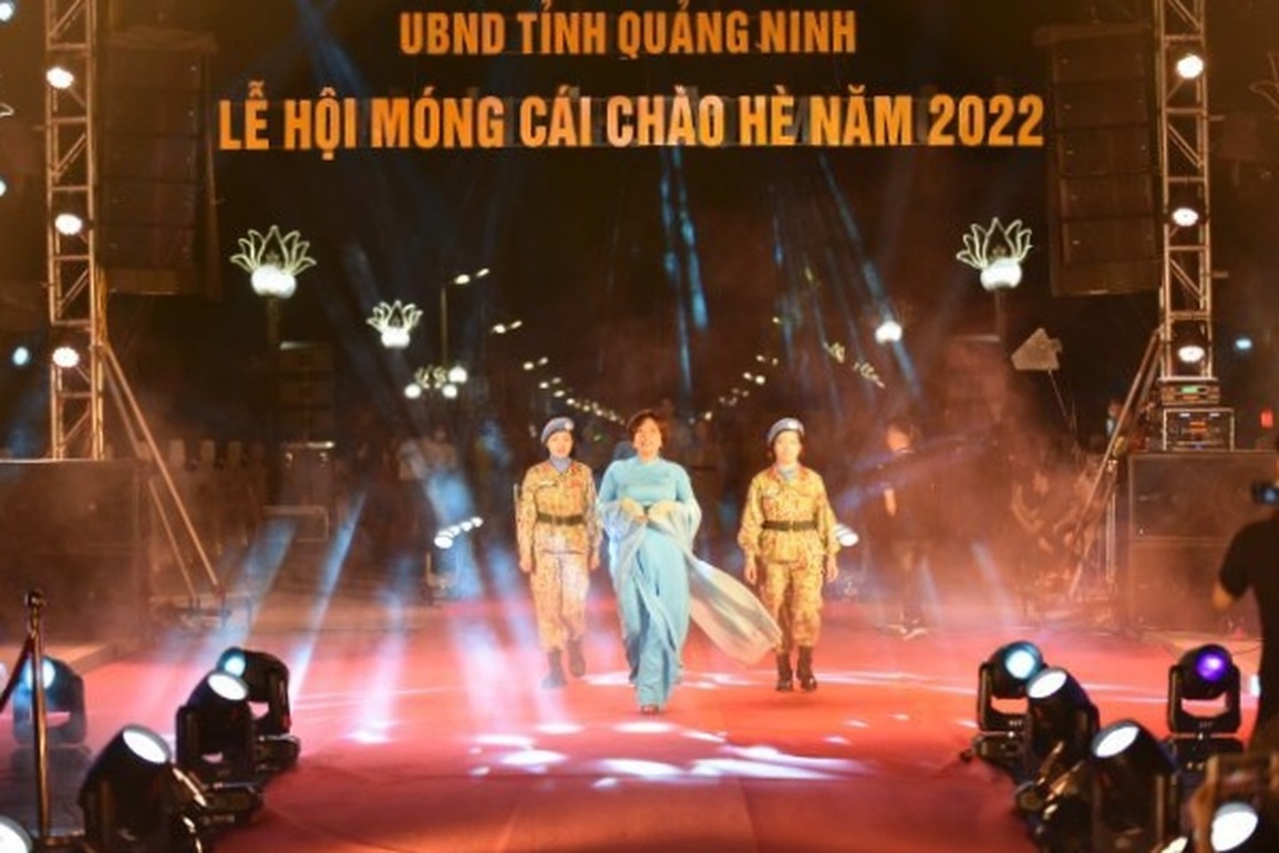 Dàn người mẫu đặc biệt trình diễn thời trang trên cây cầu huyền thoại - 4