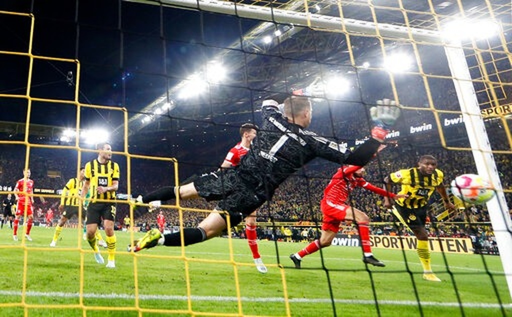Dortmund may mắn cầm hòa Bayern Munich nhờ bàn thắng ở phút bù giờ - 3 Dortmund may mắn cầm hòa Bayern Munich nhờ bàn thắng ở phút bù giờ - 3