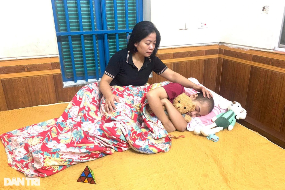 Chồng đột tử, con mắc bệnh u não, cô giáo nghèo tuyệt vọng cầu xin phép màu - 7 Chồng đột tử, con mắc bệnh u não, cô giáo nghèo tuyệt vọng cầu xin phép màu - 7