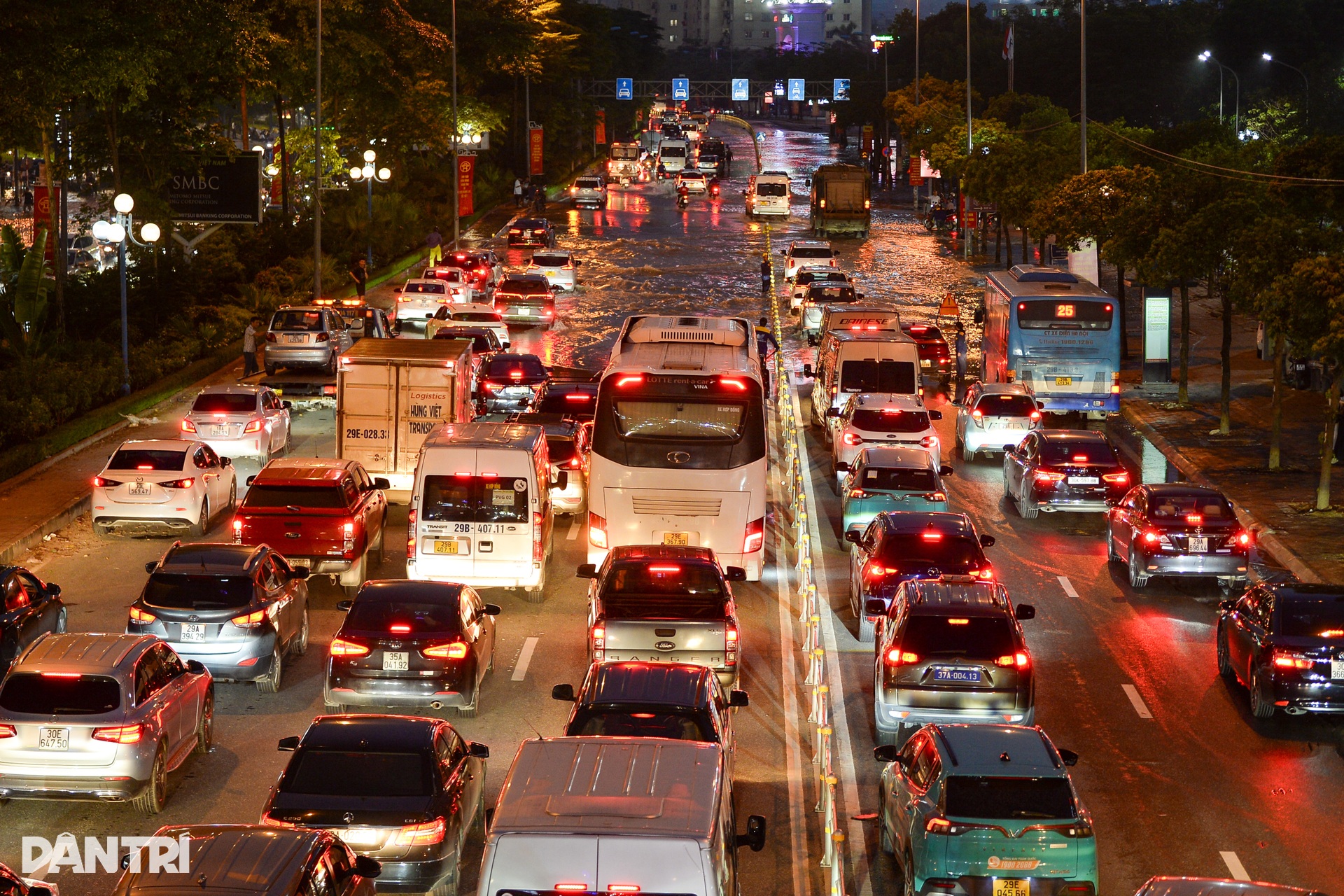 Hơn 2 ngày sau mưa như trút nước đường Võ Chí Công vẫn ngập gần nửa mét - 2 Hơn 2 ngày sau mưa như trút nước đường Võ Chí Công vẫn ngập gần nửa mét - 2