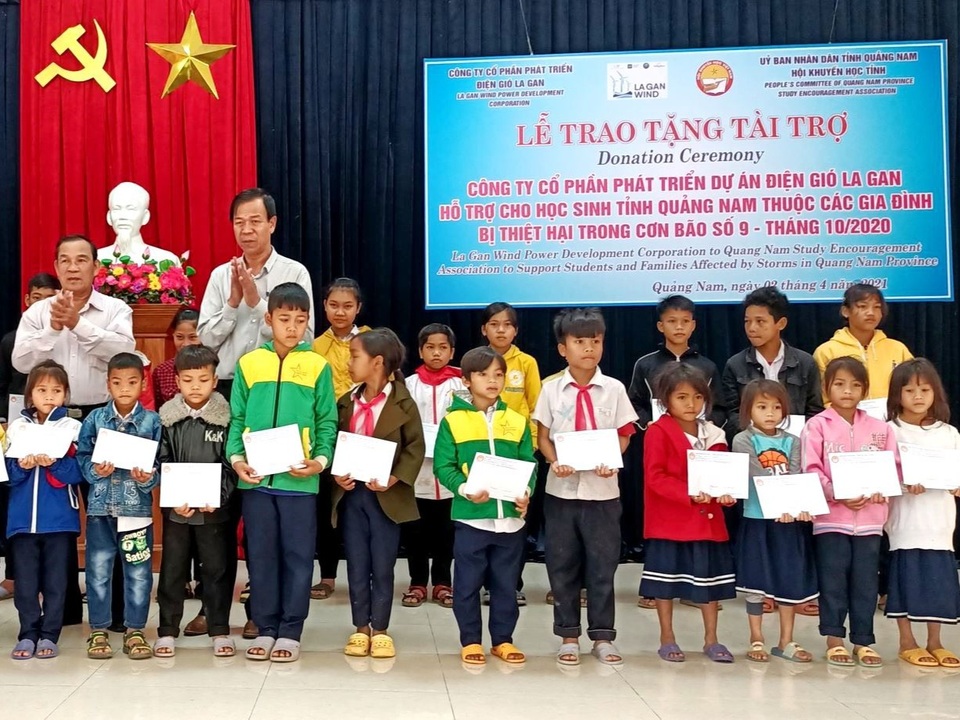 Hội Khuyến học Quảng Nam hỗ trợ 225 học sinh và giáo viên vùng bão lũ - 1 Hội Khuyến học Quảng Nam hỗ trợ 225 học sinh và giáo viên vùng bão lũ - 1