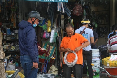 Người dân Đà Nẵng đổ xô mua vật liệu chằng chống nhà cửa trước "siêu bão"