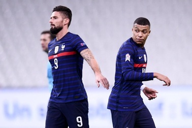 Bị "đụng chạm", Mbappe nổi điên với đồng đội