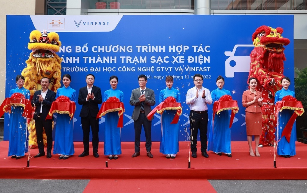 Trường đại học đầu tiên tại Hà Nội lắp đặt trạm sạc ô tô điện - 2 Trường đại học đầu tiên tại Hà Nội lắp đặt trạm sạc ô tô điện - 2