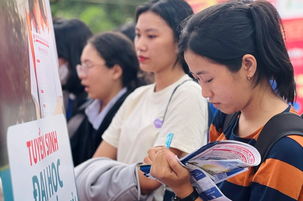 Thấy gì từ việc ngành kinh tế, kỹ thuật vợt thí sinh khối C - 1