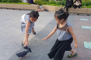 Ngày đầu nới lỏng cách ly: Dân Sài Gòn dạo phố, ra công viên tập thể dục