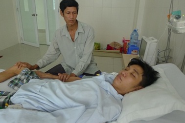 Thương gia đình có 4 người bệnh, cha vay bạc nóng mổ tim cho con