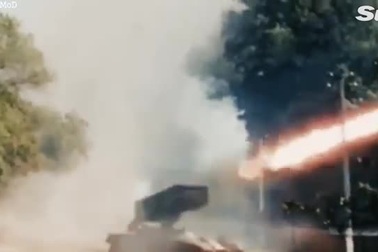 Pháo phản lực TOS-1A của Nga khai hỏa vào các mục tiêu Ukraine