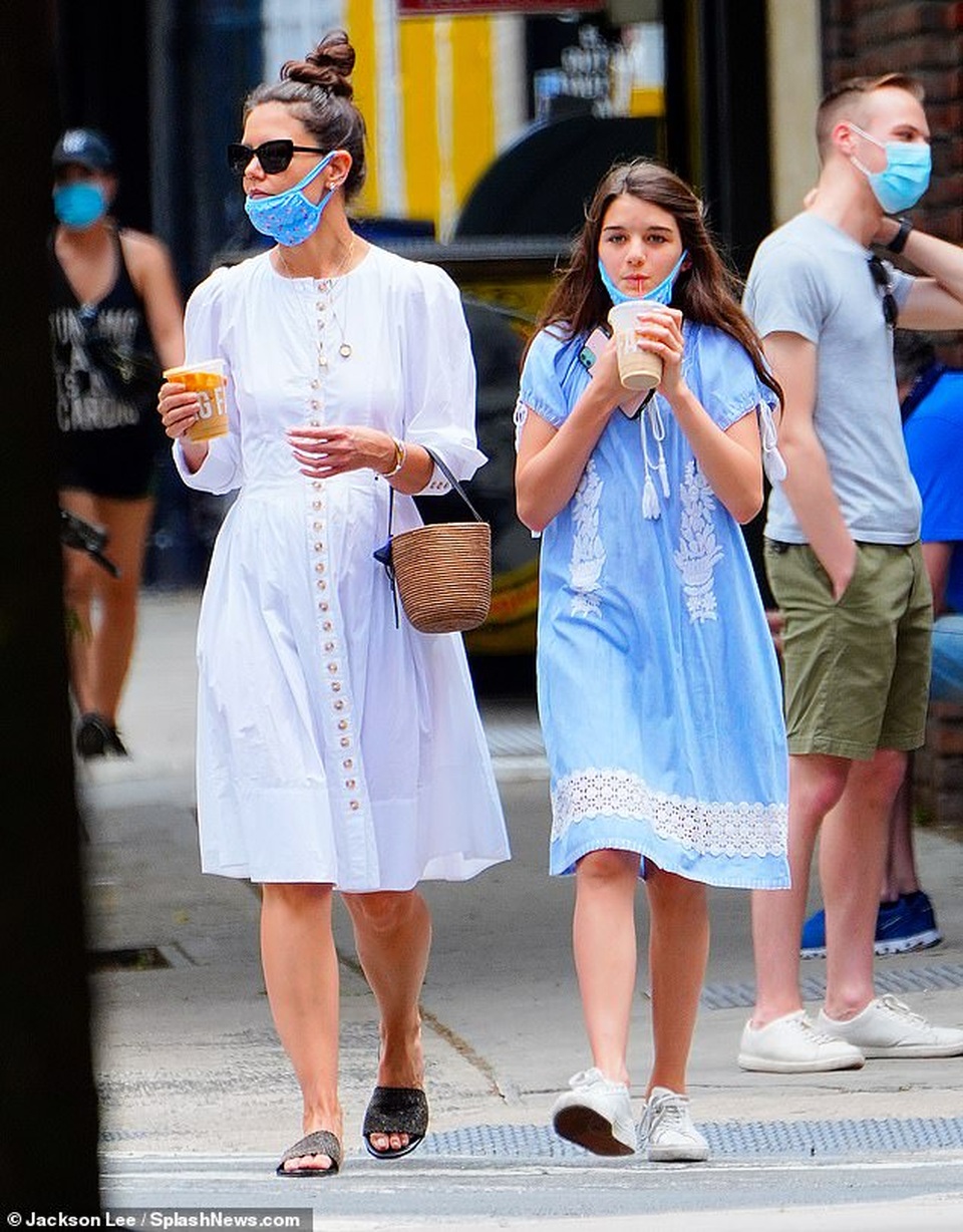 Katie Holmes và con gái đeo khẩu trang đi mua cà phê - 2 Katie Holmes và con gái đeo khẩu trang đi mua cà phê - 2