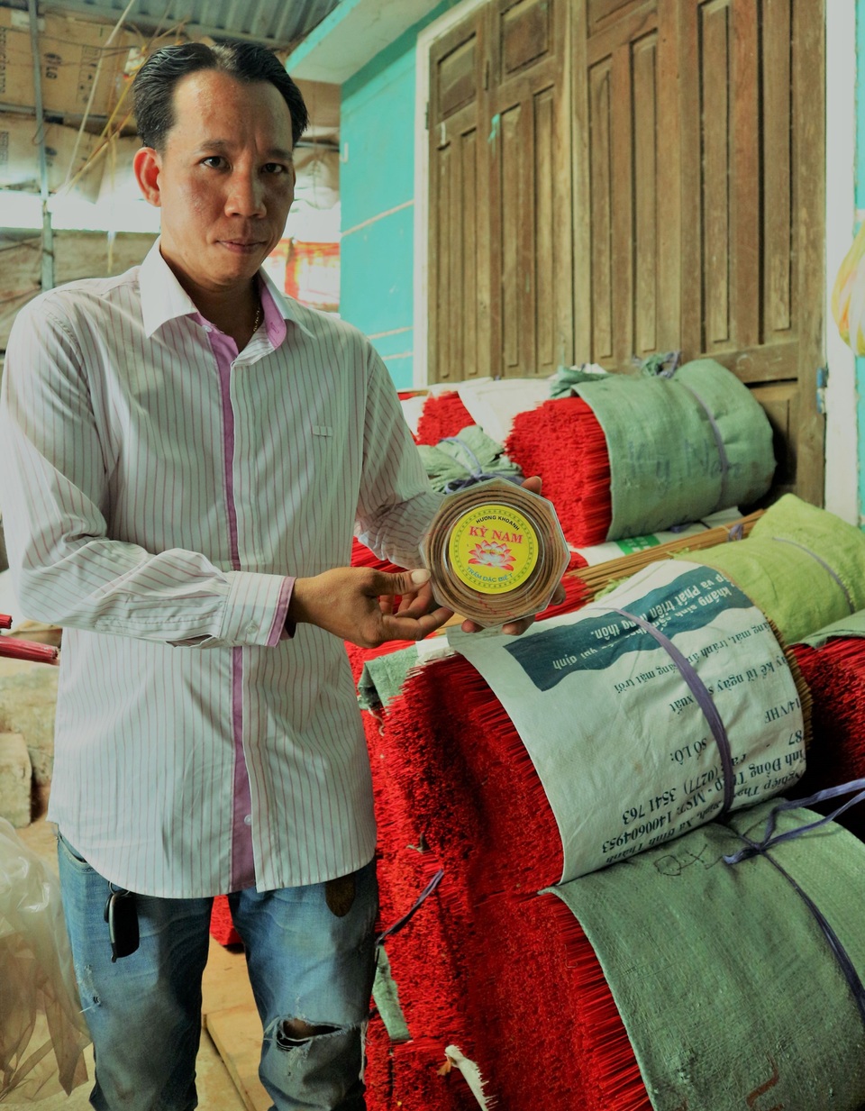 Bỏ nghề cầu đường, chàng kỹ sư kiếm tiền tỷ từ sản xuất hương trầm - 1 Bỏ nghề cầu đường, chàng kỹ sư kiếm tiền tỷ từ sản xuất hương trầm - 1