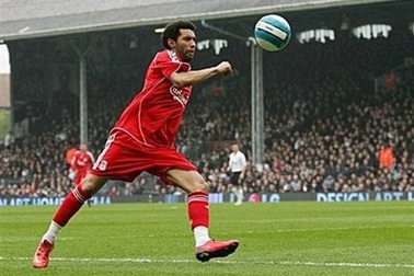 Chelsea nhòm ngó Pennant và Bentley để thay thế Joe Cole