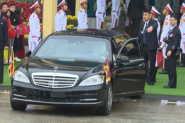 Hành động lạ của tài xế xe bọc thép chở ông Kim Jong-un