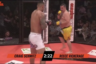 Võ sĩ bụng phệ thua chóng vánh trên võ đài MMA