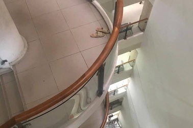 Người đàn ông nhảy từ lầu 10, may mắn thoát chết nhờ vướng lưới sắt