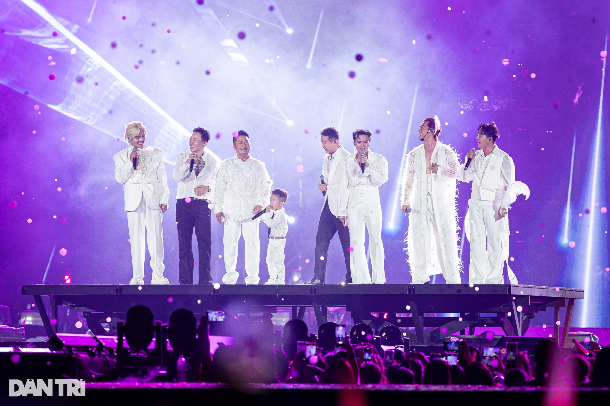 Concert Anh trai: 5 tiếng bùng nổ, vạn khán giả hò hét dưới mưa nhân tạo - 4 Concert Anh trai: 5 tiếng bùng nổ, vạn khán giả hò hét dưới mưa nhân tạo - 4