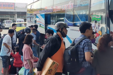 Người dân tay xách nách mang rời Đà Nẵng về quê ăn Tết