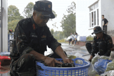 "Anh nuôi" thầm lặng chăm chút suất ăn 240.000 đồng/ngày cho chiến sĩ A80