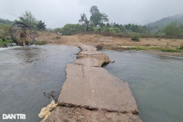 Đồng bào vùng biên xứ Nghệ mong bạn đọc Dân trí giúp xây cầu vượt suối dữ