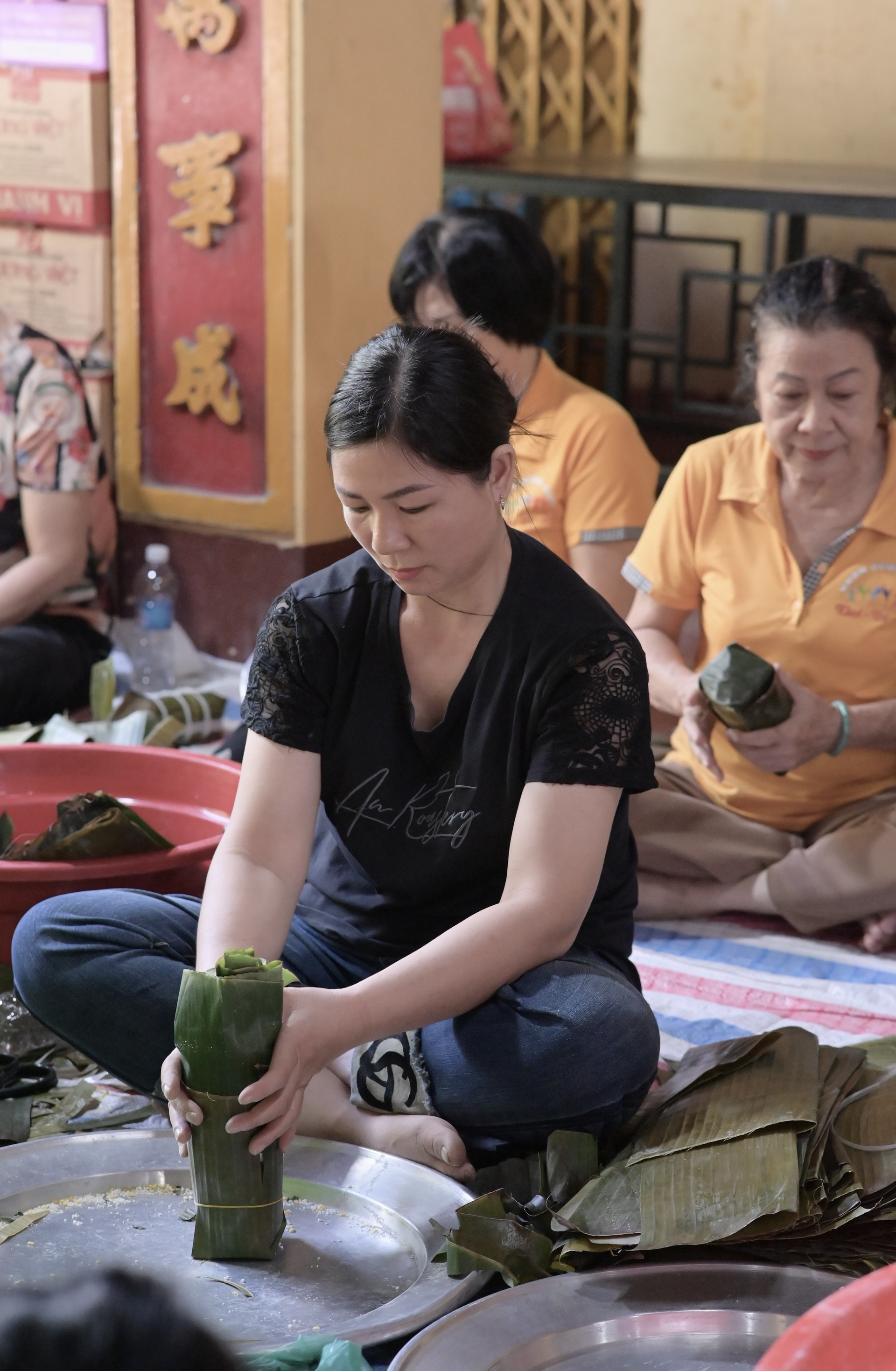 Người dân TPHCM gói bánh tét, hát động viên miền Trung vượt lũ - 10