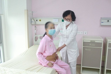 Người phụ nữ mang khối u nặng 6kg