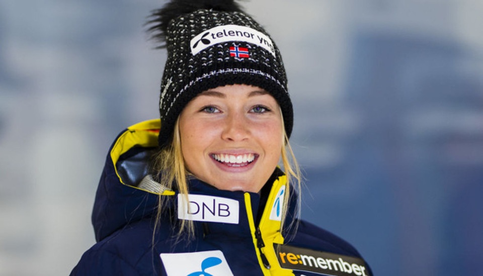 Hoa khôi trượt tuyết gãy chân kinh hoàng khi tiếp đất lỗi trên đường đua - 1