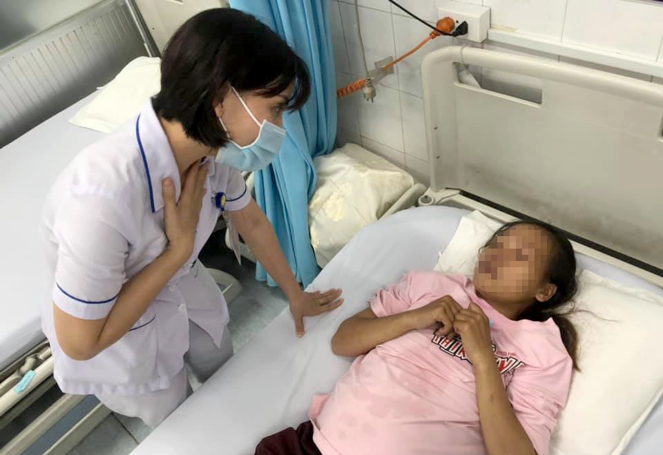 Kịp thời ngăn cản người phụ nữ mang thai đòi nhảy cầu - 1 Kịp thời ngăn cản người phụ nữ mang thai đòi nhảy cầu - 1