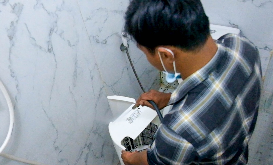 Thợ dịch vụ vệ sinh máy lạnh, máy giặt làm không kịp thở dịp Tết - 7 Thợ dịch vụ vệ sinh máy lạnh, máy giặt làm không kịp thở dịp Tết - 7