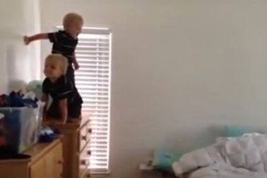 Anh em song sinh siêu quậy