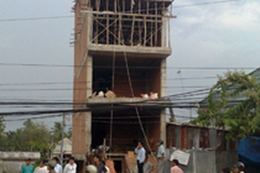 Sập dàn giáo, 4 công nhân rơi từ tầng 4