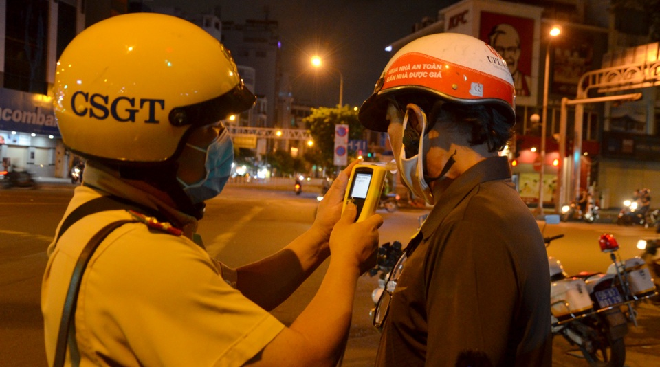 Người đàn ông phát hoảng khi bị phạt hơn 7 triệu đồng vì uống 4 lon bia - 4 Người đàn ông phát hoảng khi bị phạt hơn 7 triệu đồng vì uống 4 lon bia - 4