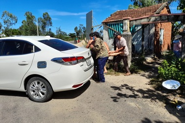 Hiệu trưởng một trường THCS bị đối tượng lạ đâm tử vong