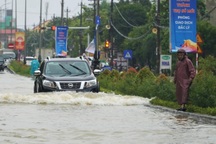 Mưa lũ chia cắt nhiều quốc lộ tại miền Trung